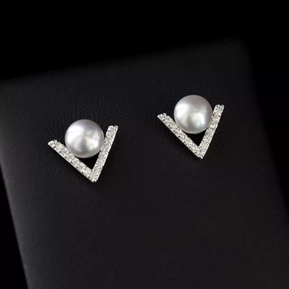 NEW!💙💎STUNNING! GRAY PEARL LOOK! CZ V STUDS!💎💙 - Picture 5 of 6